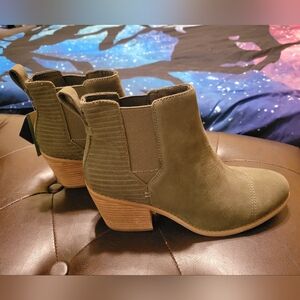 Everly Olive Nubuck Heeled Boot Toms